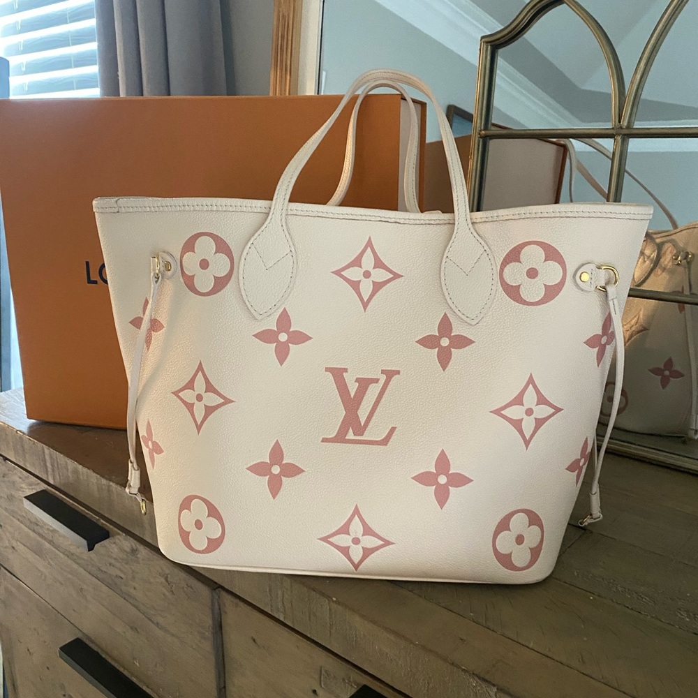 *Limited Edition* Louis Vuitton Neverfull MM
M21579 - Picture 9 of 17